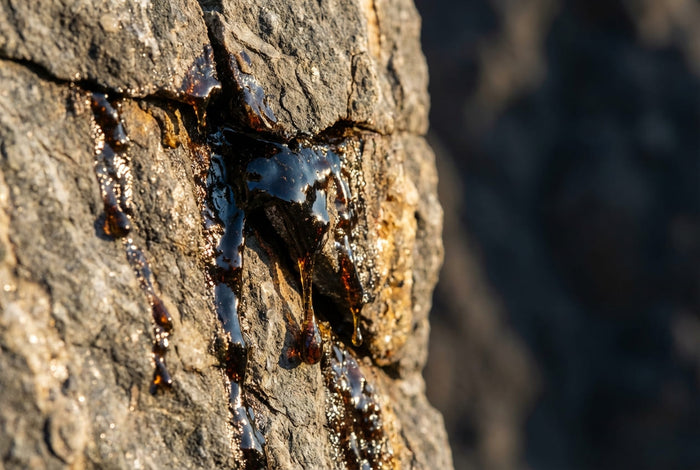 Mineral resin in rock cracks